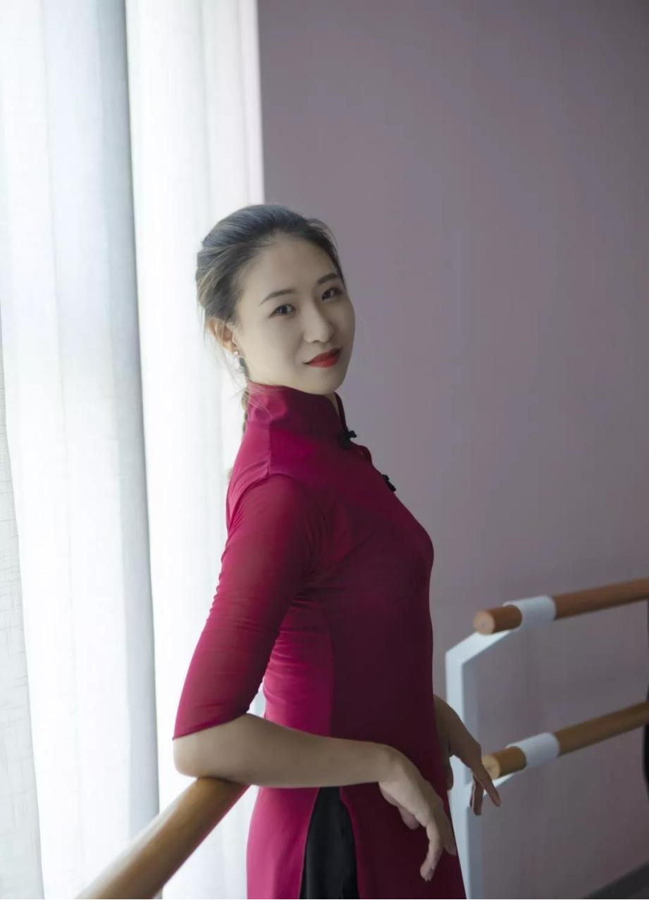 表演由著名编导王玫创作的现代舞剧《洛神赋》获北京舞蹈学院55周年